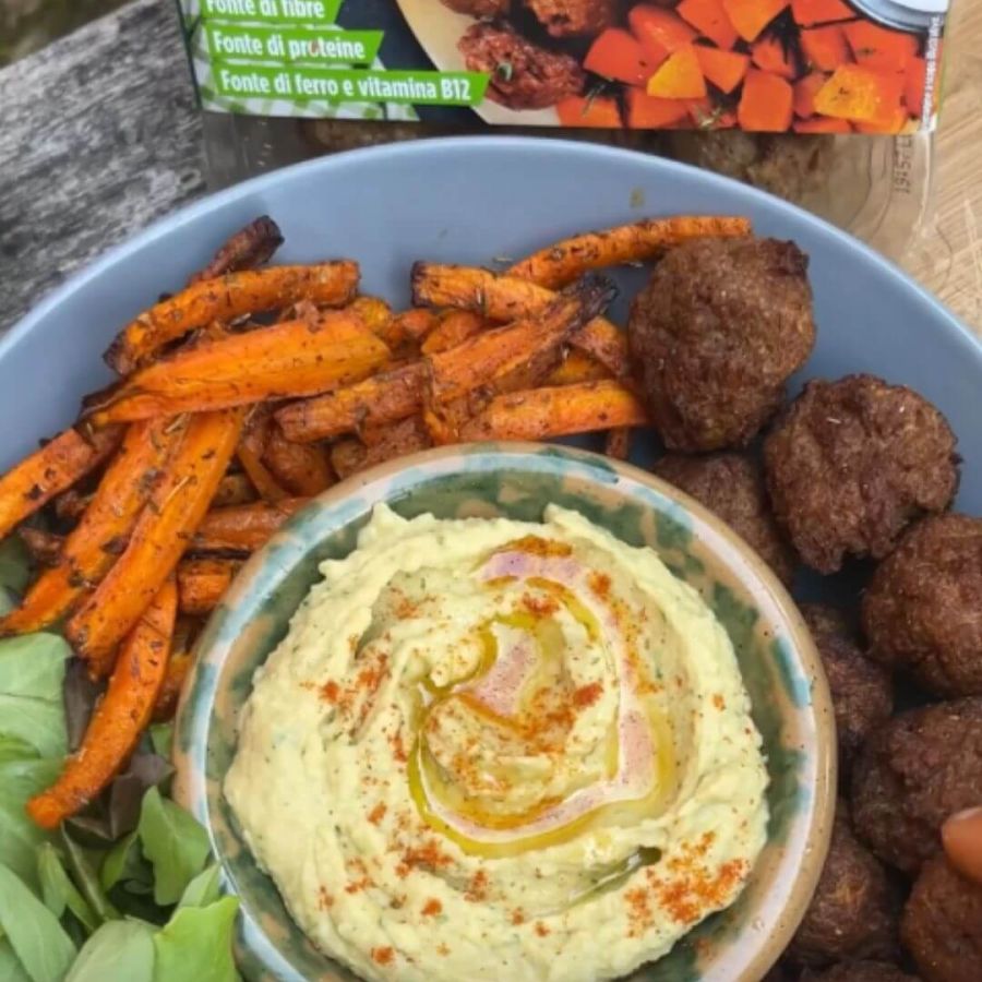 Buddha Bowl con polpette Vegamo, stick di carote speziate e aioli proteica, servita in ciotola colorata