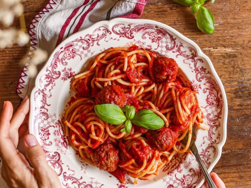 Spaghetti con passata di pomodoro e polpette vegane e sfiziose Vegamo