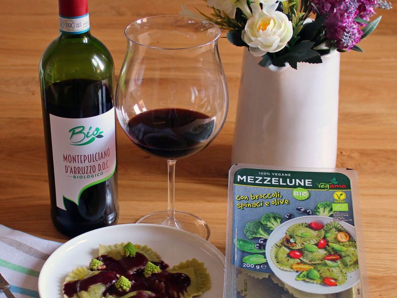 Mezzelune con broccoli, spinaci e olive al vino rosso e broccolo romano