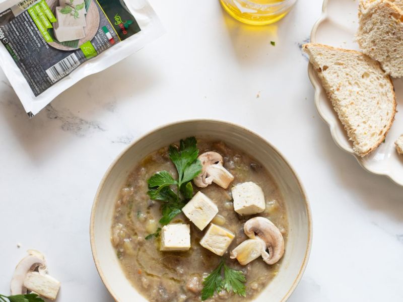 Crema ai funghi con tofu scottato e crostini di pane