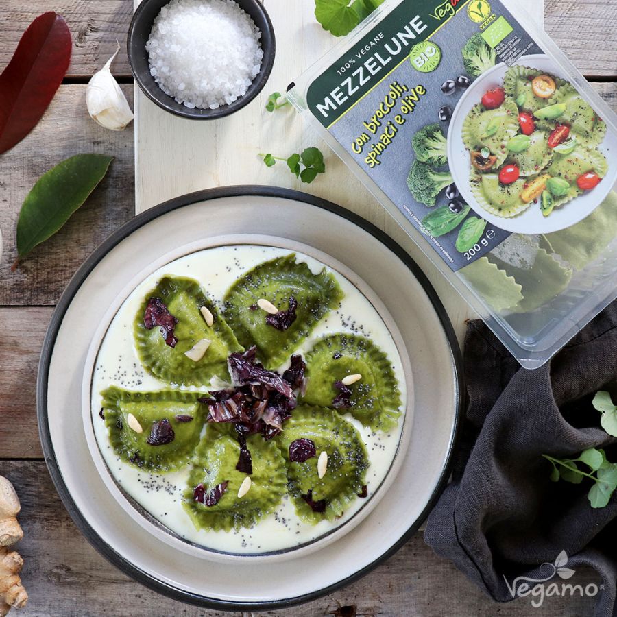 Mezzelune con broccoli spinaci e olive alla crema di patate e radicchio marinato