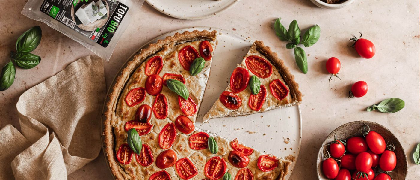 torta salata con tofu pomodori datterini e crema di olive