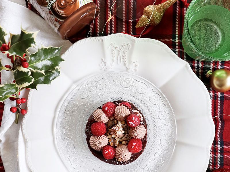 Millefoglie al cioccolato vegana con panna e lamponi