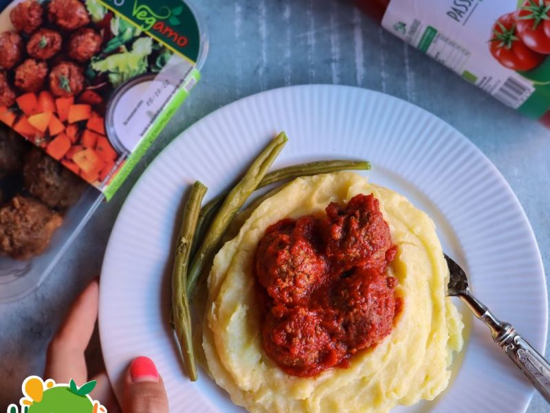 Polpette di soia e frumento al sugo con purè di patate