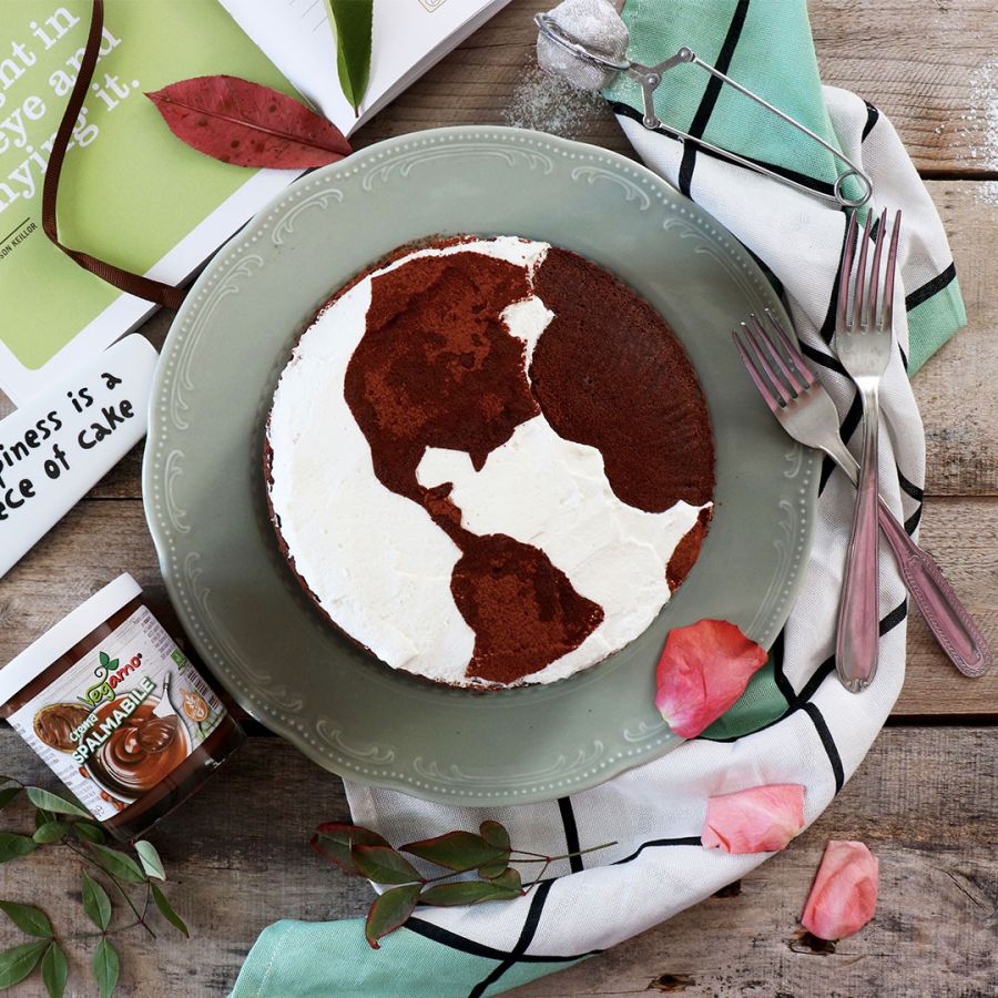 Torta al cioccolato vegan con crema alle nocciole e marmellata di albicocche