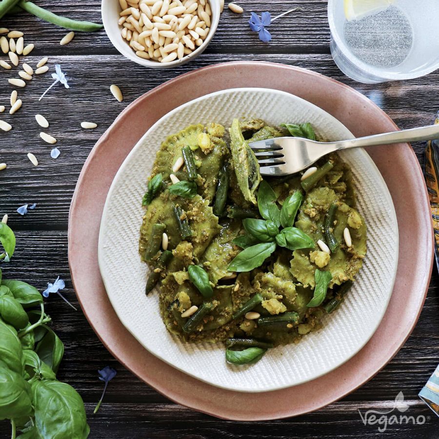 Mezzelune al pesto con patate e fagiolini