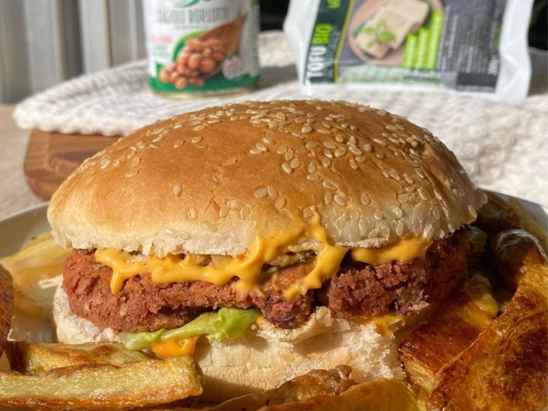 Burger di fagioli con veg bacon croccante