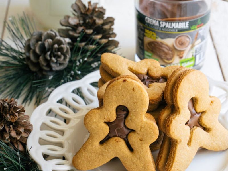 Biscotti di pan di zenzero vegani con crema di nocciole