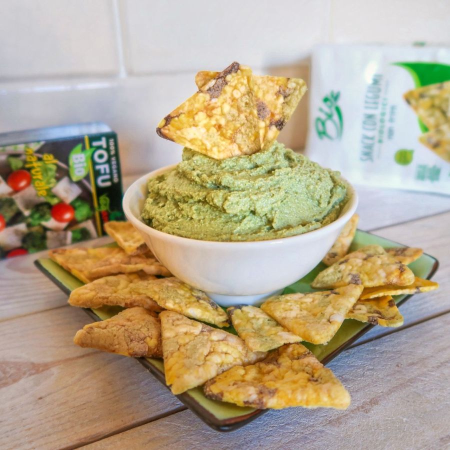 Dip di tofu alle olive verdi e broccoli con snack di legumi