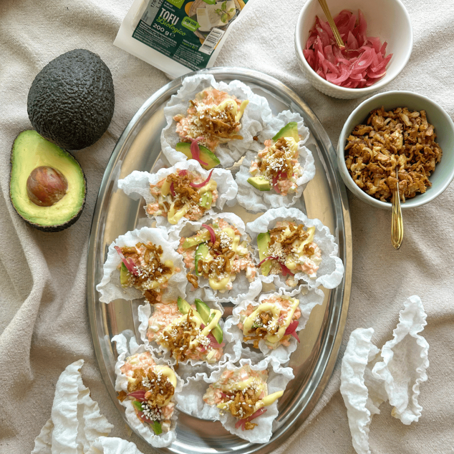 Piatto di crispy rice paper tacos con tofu Vegamo