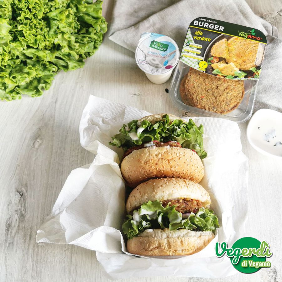 Sandwich con salsa allo yogurt e burger alle verdure