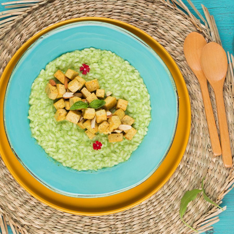 Risotto con pesto di rucola e tofu al curry