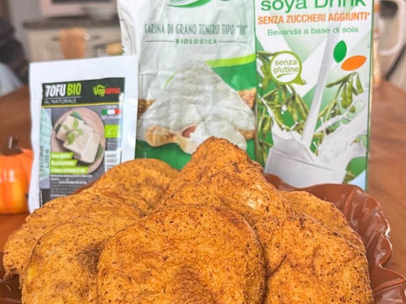 Frittelle dorate di zucca e tofu Vegamo appena fritte, pronte da servire su un piatto con un tocco rustico