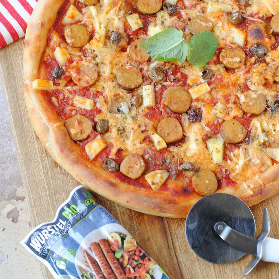 Pizza vegana con Wurstel e olive
