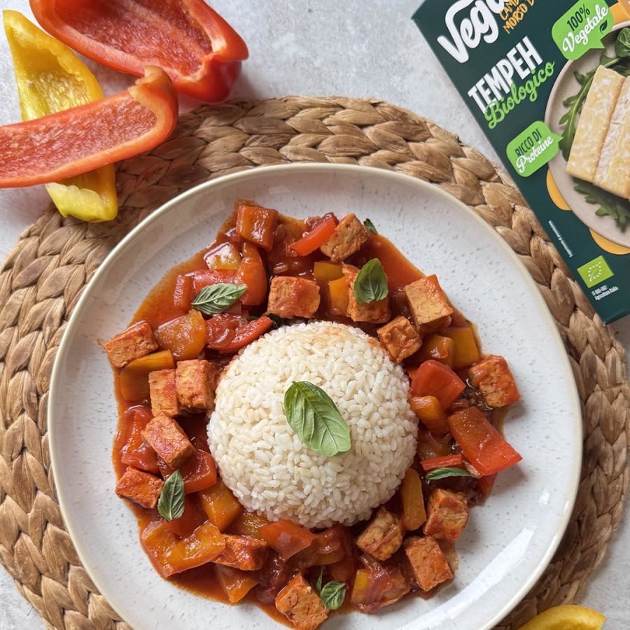 Tempeh con riso integrale e peperoni
