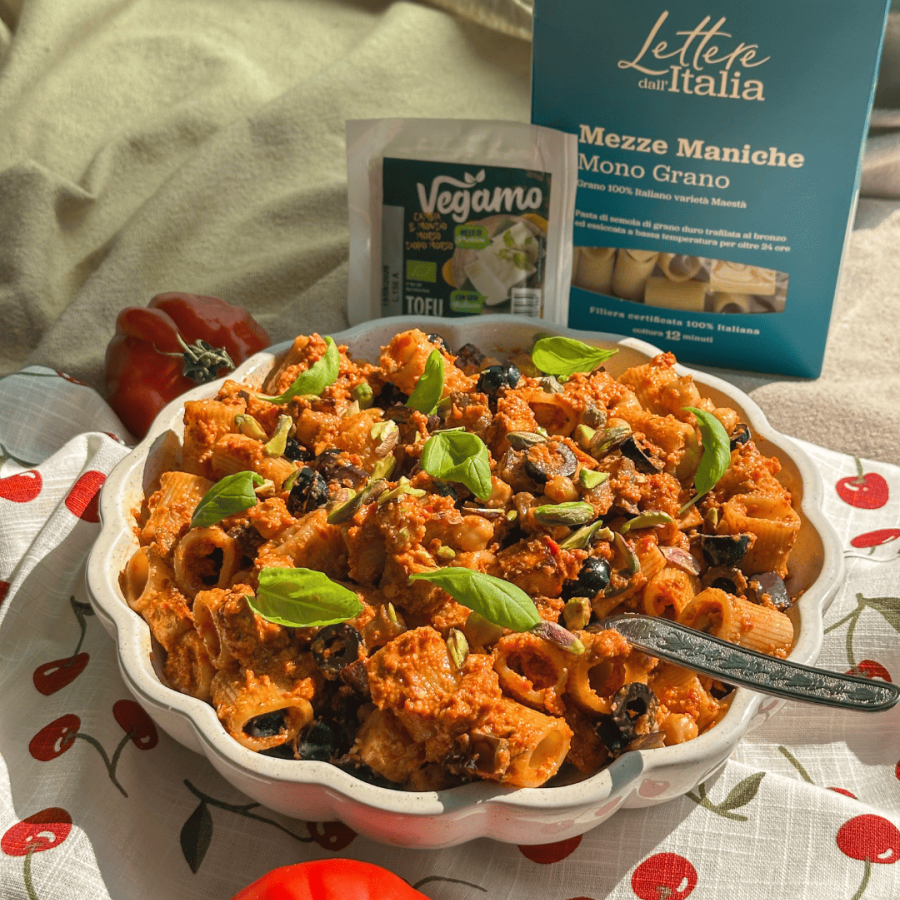 Mezze maniche al pesto di pomodori secchi con tofu croccante