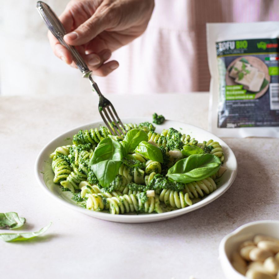 Pasta pesto vegan con tofu, mandorle e lime