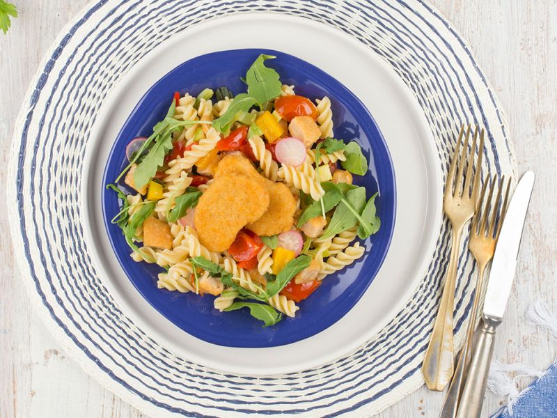 Pasta fredda con croccante di Nuggets e verdure di stagione