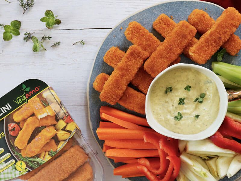 Bastoncini alla marinara con pinzimonio di verdure e salsa vegana ai capperi