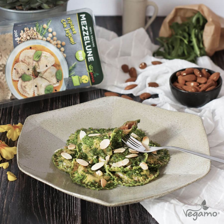 Mezzelune ripiene con legumi al pesto di rucola