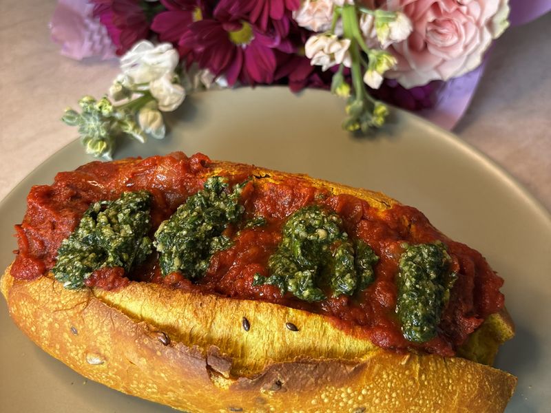 Filoncino ripieno di polpette al sugo e pesto