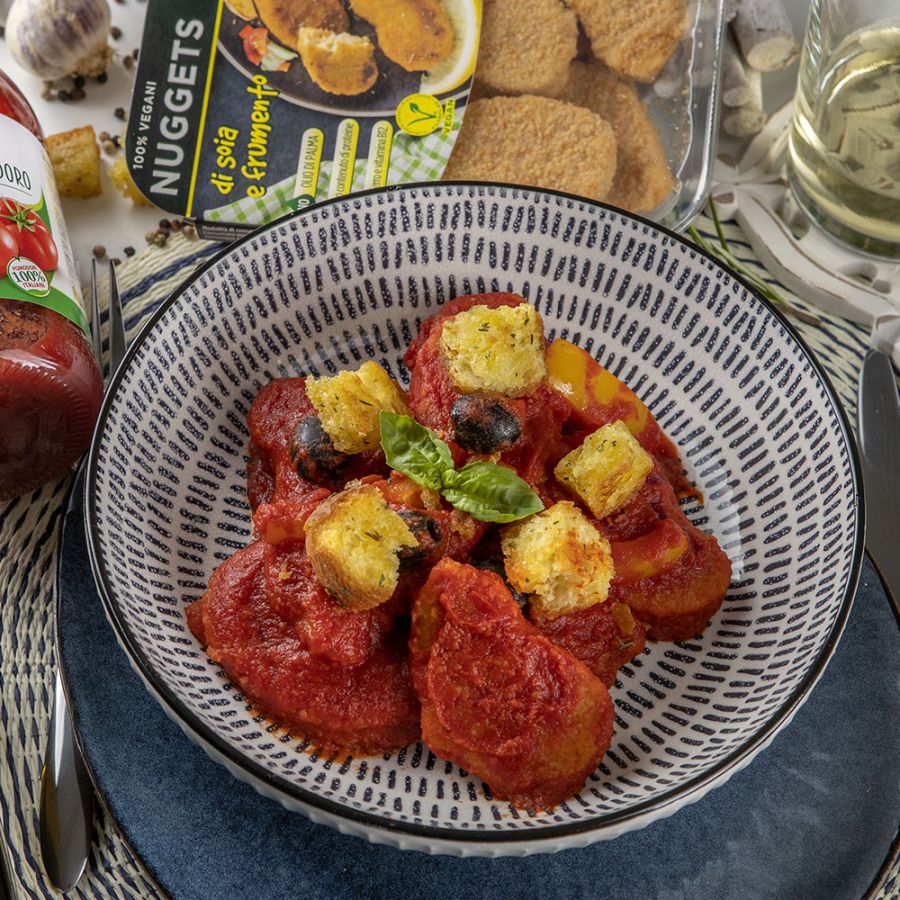 Vegan Nuggets di soia in salsa di peperoni e olive con crostone di pane profumato