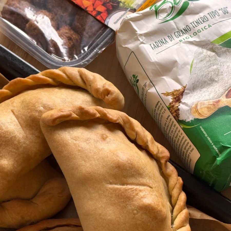 Cornish Pasty vegano con ripieno di polpette Vegamo, patate, carote, cipolla e margarina, cotto in forno fino a doratura. Ricetta rustica e saporita per un piatto vegano perfetto per ogni occasione.