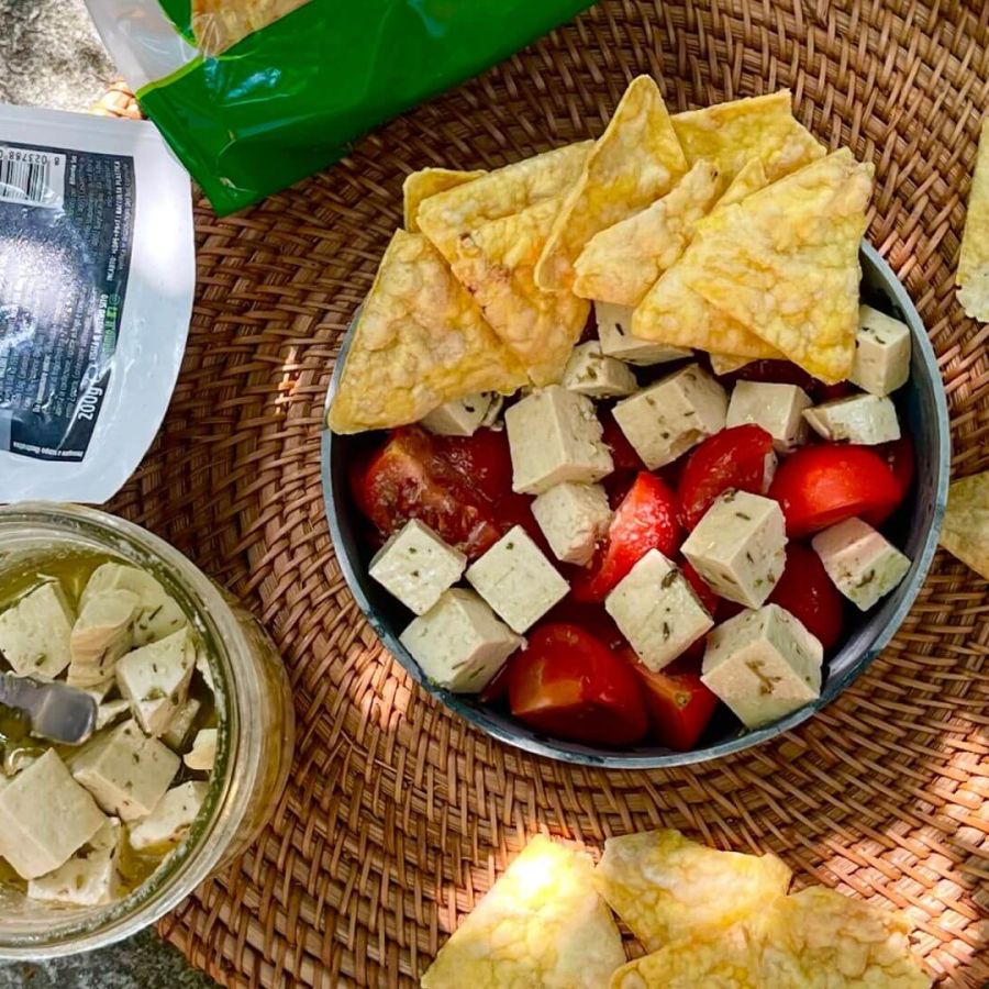 Feta vegetale fatta con tofu Vegamo, marinata con aceto di mele, succo di limone, erbe aromatiche e olio extravergine d’oliva, perfetta per insalate, antipasti e piatti vegani