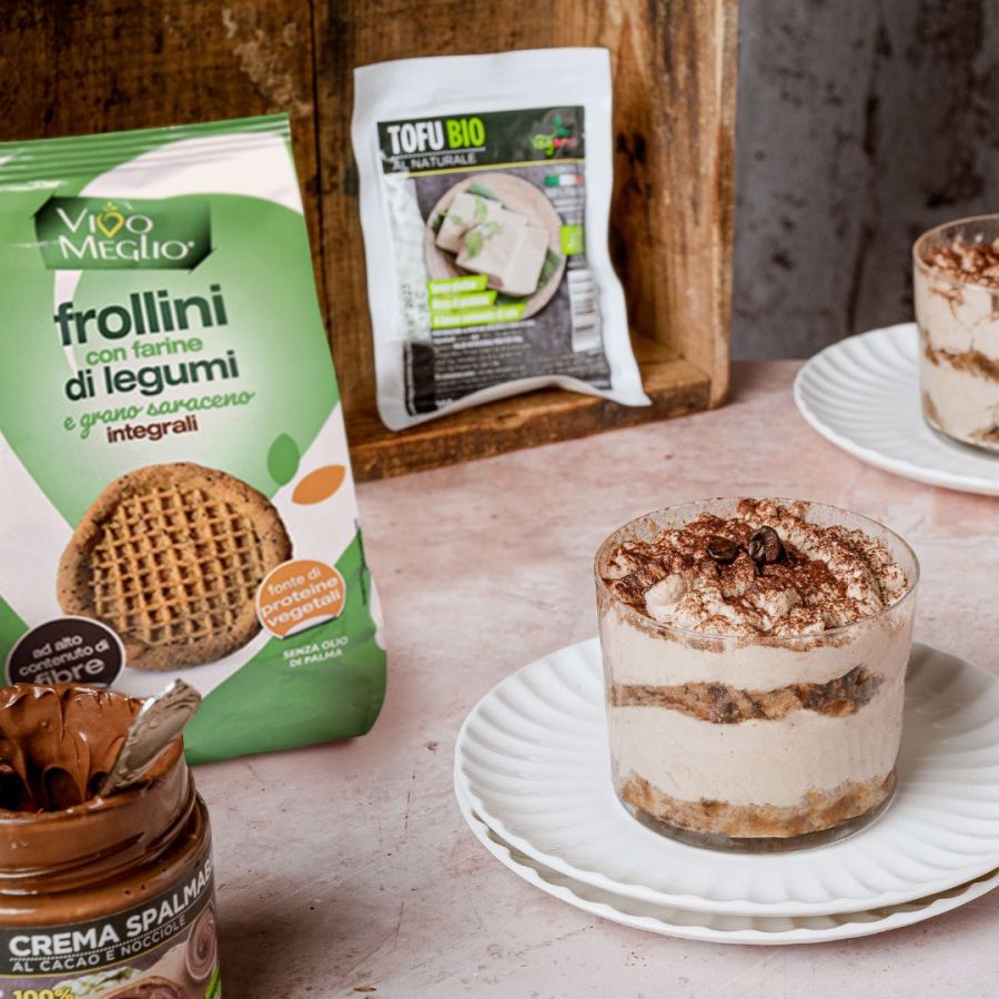 Tiramisu vegetariano con cacao e nocciole