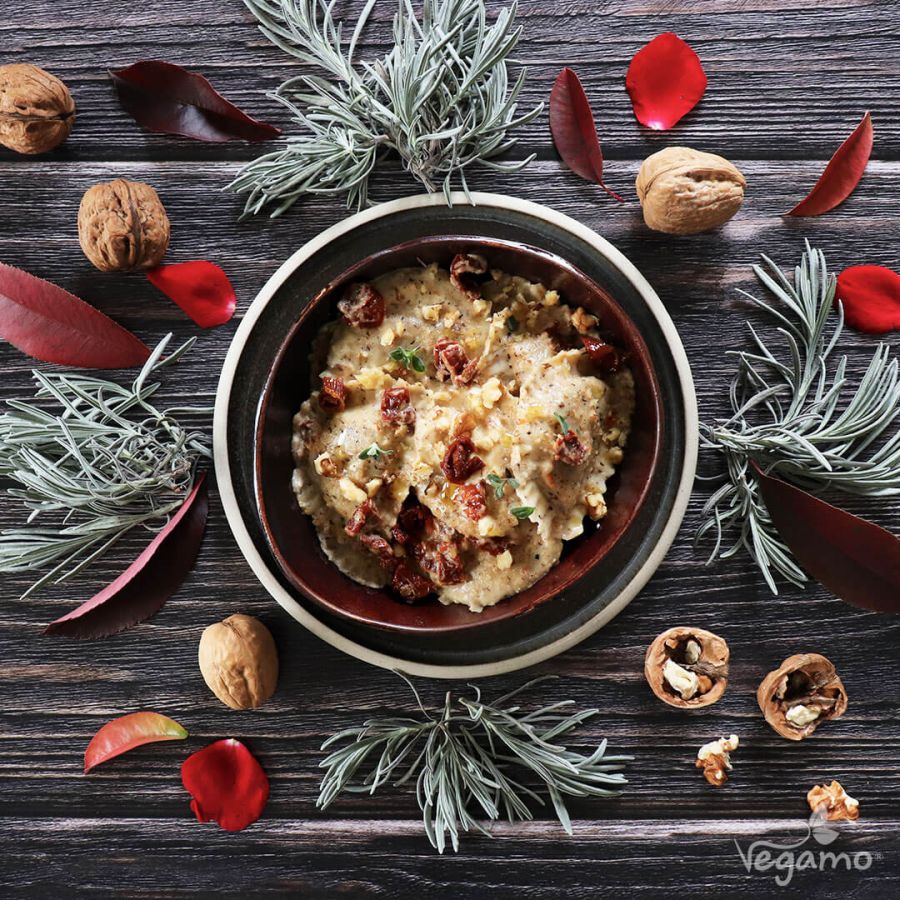 Mezzelune ripiene con crema di noci vegan e pomodori secchi