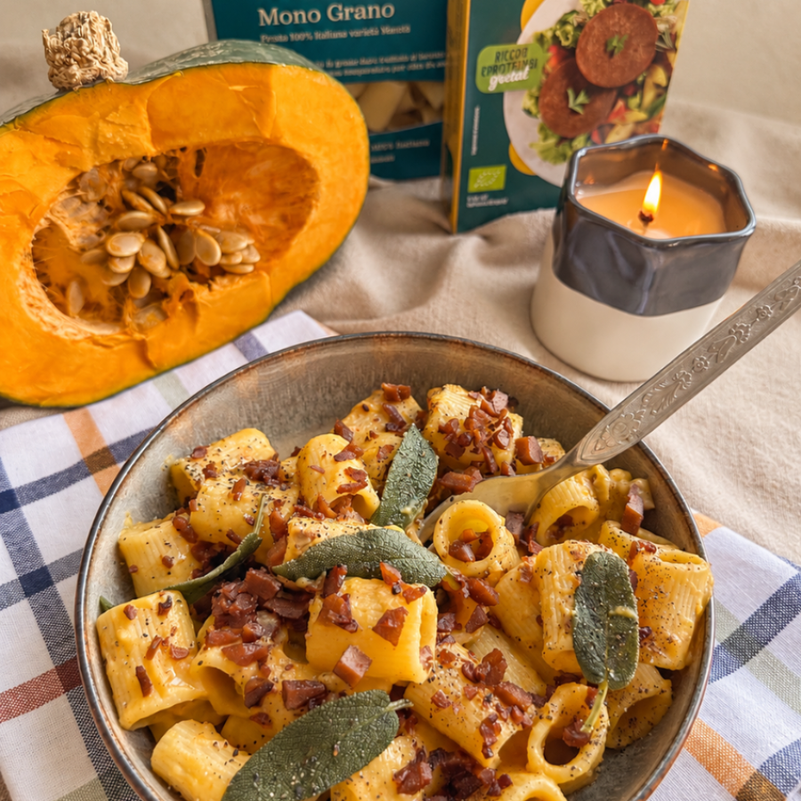 Mezze maniche autunnale con carbonara di zucca, "salsiccia" seitan e salvia