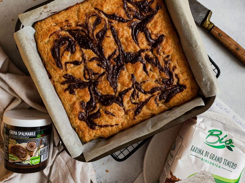 Vegan blondies con swirls al cioccolato