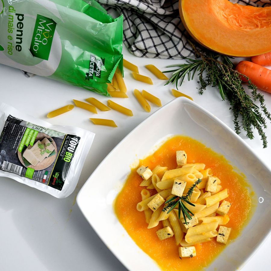 Penne di mais e riso in crema di zucca e carote con tofu aromatizzato