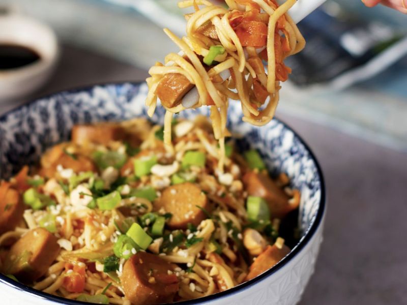 Pad thai con wurstel Vegamo, verdurine e anacardi