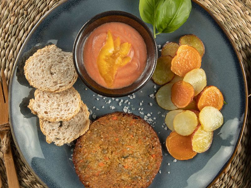Burger di verdure con tris di patate e salsa di peperoni