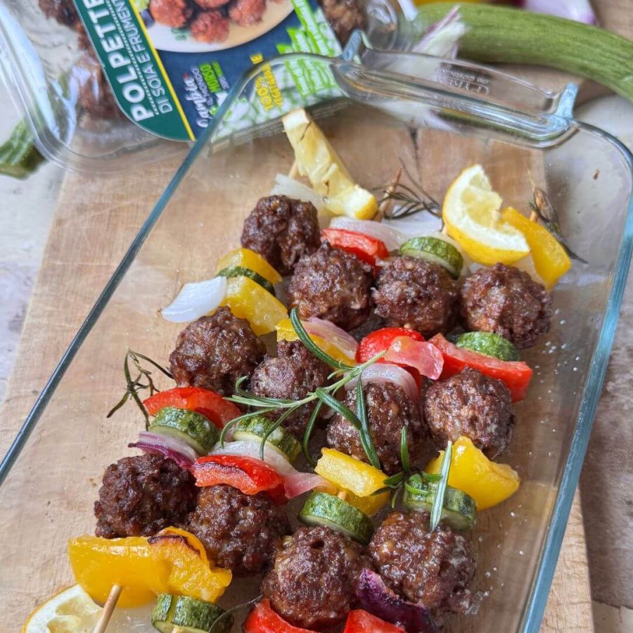Spiedini vegetariani con polpette e verdure