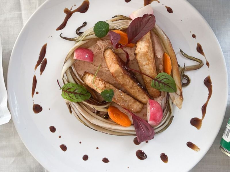 Tofu marinato e arrostito, hummus di borlotti e verdure autunnali