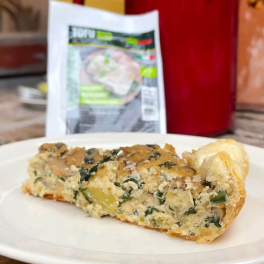 Torta salata autunnale con tofu, patate, funghi e bietole, perfetta per un pasto vegano e gustoso.