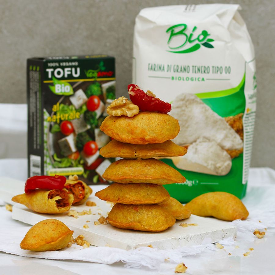 Panzerotti al forno ripieni al tofu e pomodori secchi