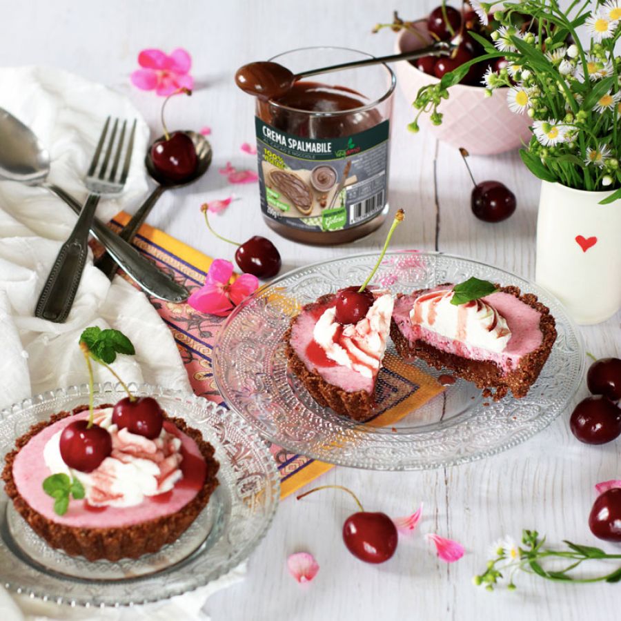 Cheesecake vegane senza cottura al cioccolato e amarene