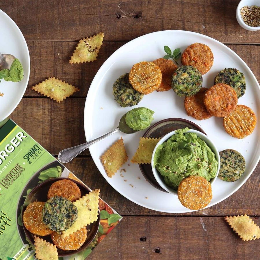 Miniburger con hummus di piselli e crackers croccanti