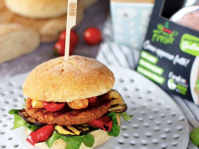Vegan burger con pane alle patate, verdure grigliate e pomodorini sott’olio