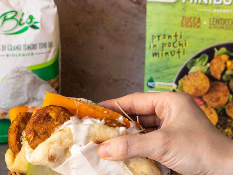 Pita sandwich con mini burger e salsa speziata