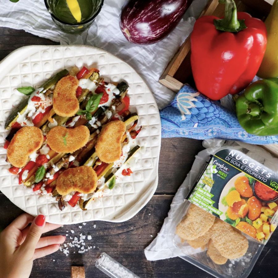 Roasted di verdure con salsa allo yogurt, ajvar & nuggets vegamo