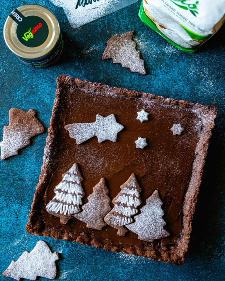 Immagine anteprima ricetta Crostata natalizia vegana al cacao con crema di nocciole