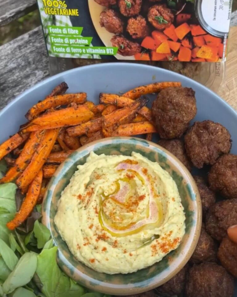 Immagine anteprima ricetta Buddha bowl con polpette, stick di carote e aioli proteica
