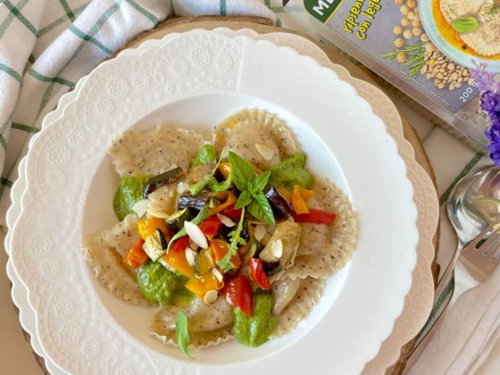 MEZZELUNE di legumi con di pesto rucola e mandorle e verdure arrosto