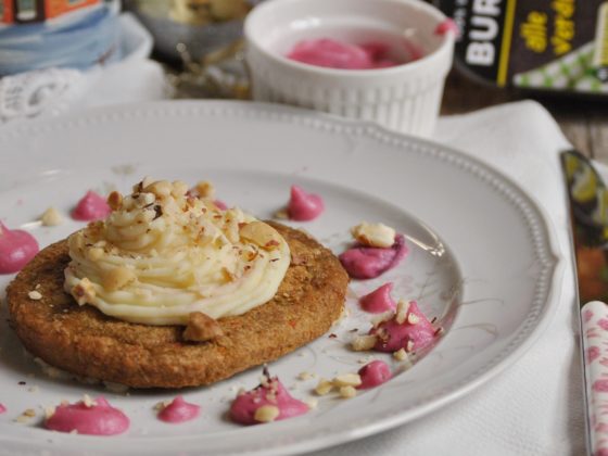 Burger con crema di barbabietola, crema di patate e nocciole