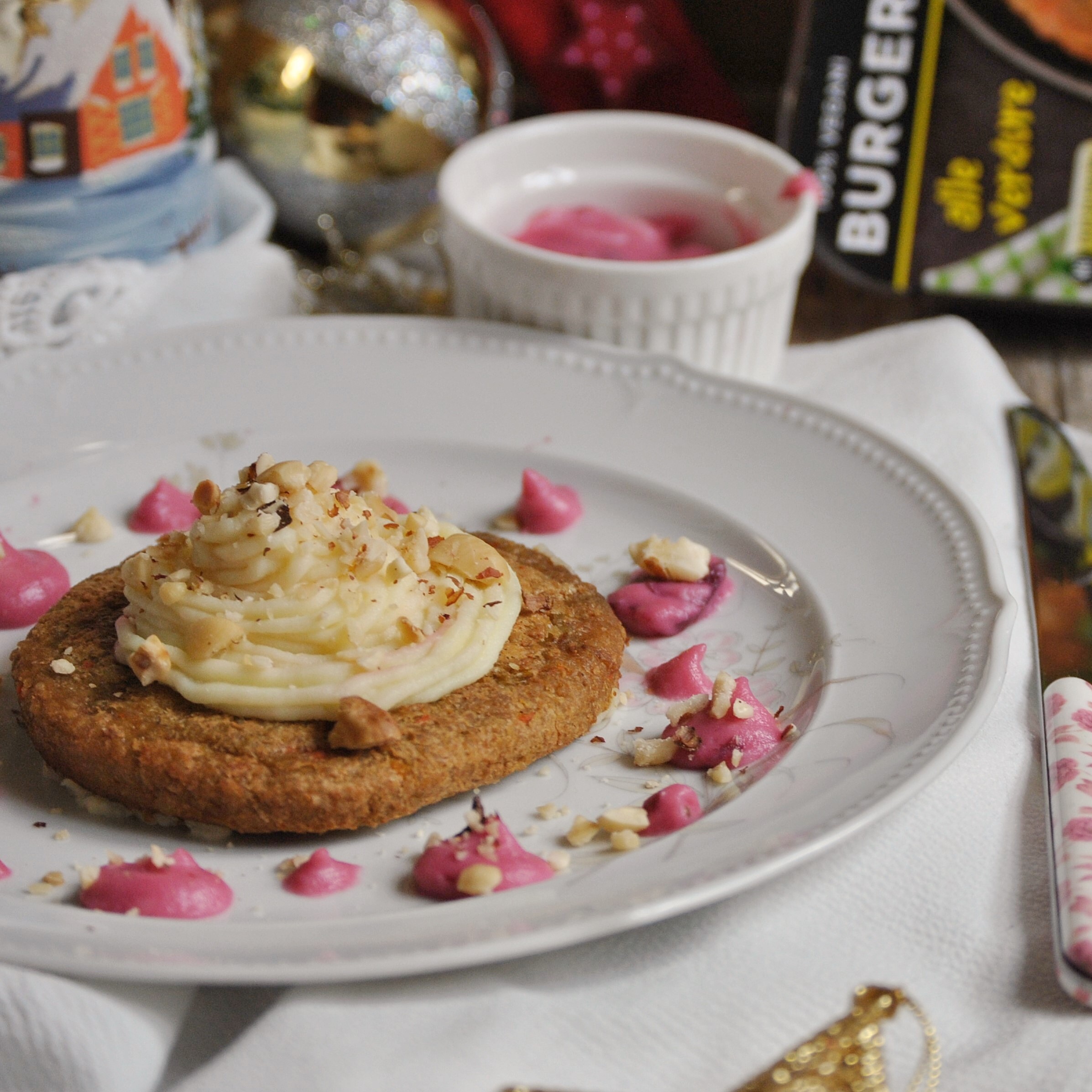 Burger con crema di barbabietola, crema di patate e nocciole