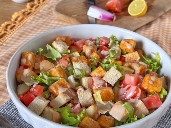 tofu salad colorata e vegana, bowl di insalata con tofu, avocado, pomodorini e crostini di pane